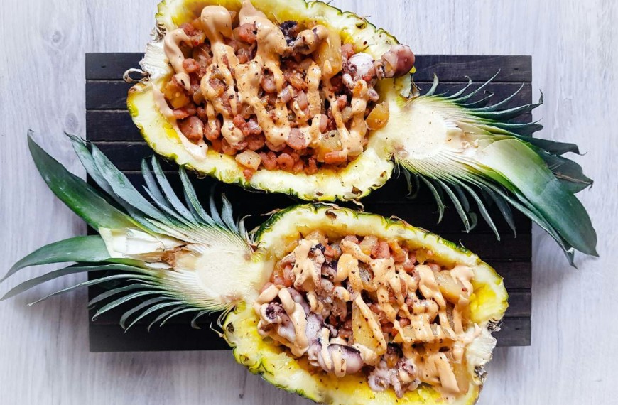 Морепродукты в ананасе с рисом